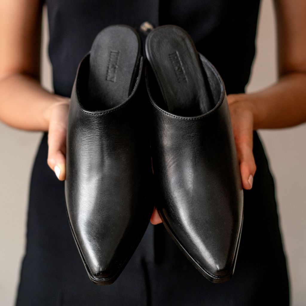 https://cdn.shopify.com/s/files/1/0419/1525/files/1024x1024-Women-Summer-Black-071423-3.jpg?v=1690838601