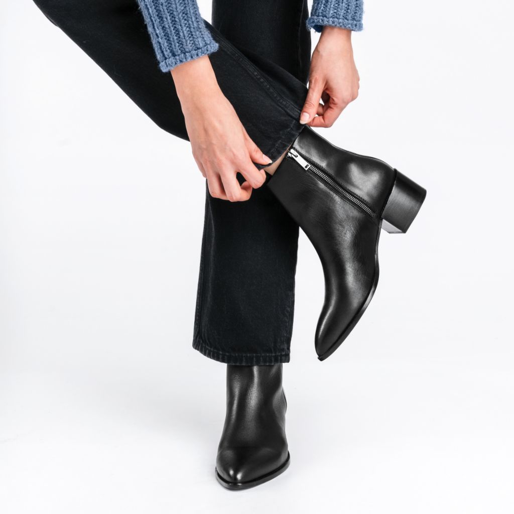https://cdn.shopify.com/s/files/1/0419/1525/files/1024x1024-Women-Tempo-Black-012125-1_4a149f4b-8403-4cb9-a813-5e71368574f1.jpg?v=1748986872