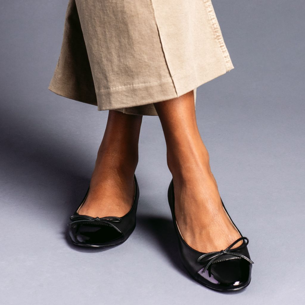 https://cdn.shopify.com/s/files/1/0419/1525/files/1024x1024-Women-TinyDancer-CapToe-Black-122425-3_d49946b0-b247-4554-8b54-7710fc1a6ef1.jpg?v=1768330033