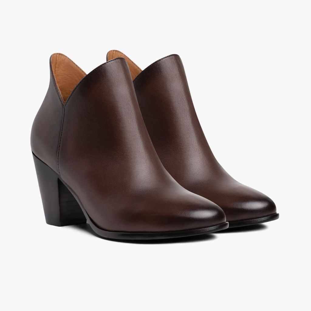 https://cdn.shopify.com/s/files/1/0419/1525/products/1024x1024-Women-Uptown-OldEnglish-102122-3.4.jpg?v=1666741573