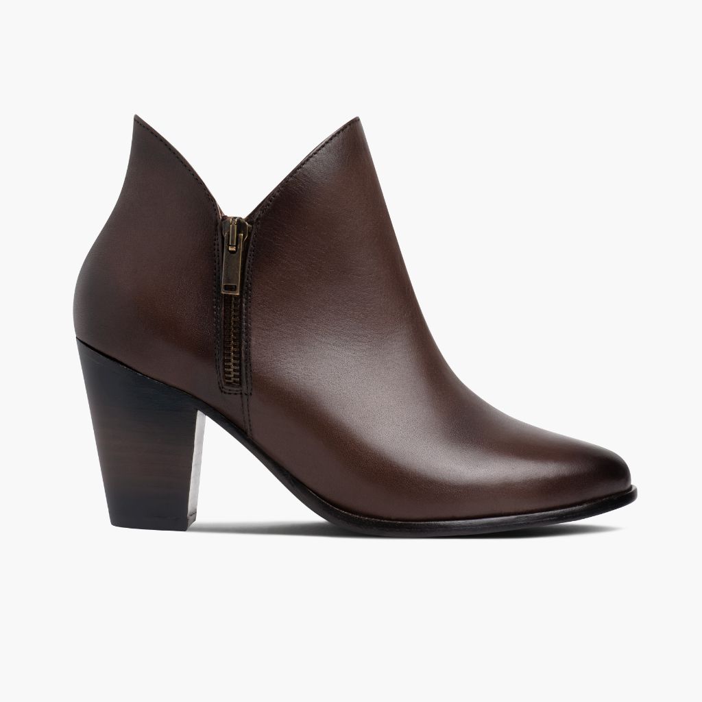 https://cdn.shopify.com/s/files/1/0419/1525/products/1024x1024-Women-Uptown-OldEnglish-102122-SideZip.jpg?v=1666741573