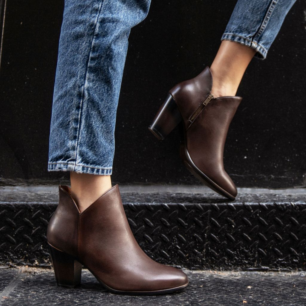 https://cdn.shopify.com/s/files/1/0419/1525/products/1024x1024-Women-Uptown-OldEnglish-102422-2.jpg?v=1667399520
