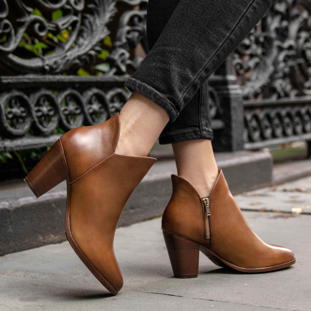 https://cdn.shopify.com/s/files/1/0419/1525/products/1024x1024-Women-Uptown-Tan-102422-1.jpg?v=1705096906