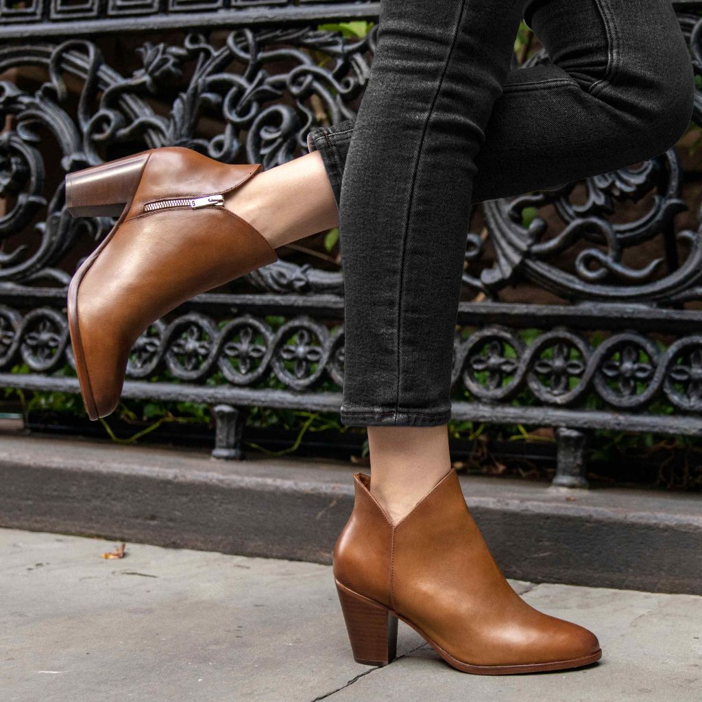 https://cdn.shopify.com/s/files/1/0419/1525/products/1024x1024-Women-Uptown-Tan-102422-2.jpg?v=1705096906