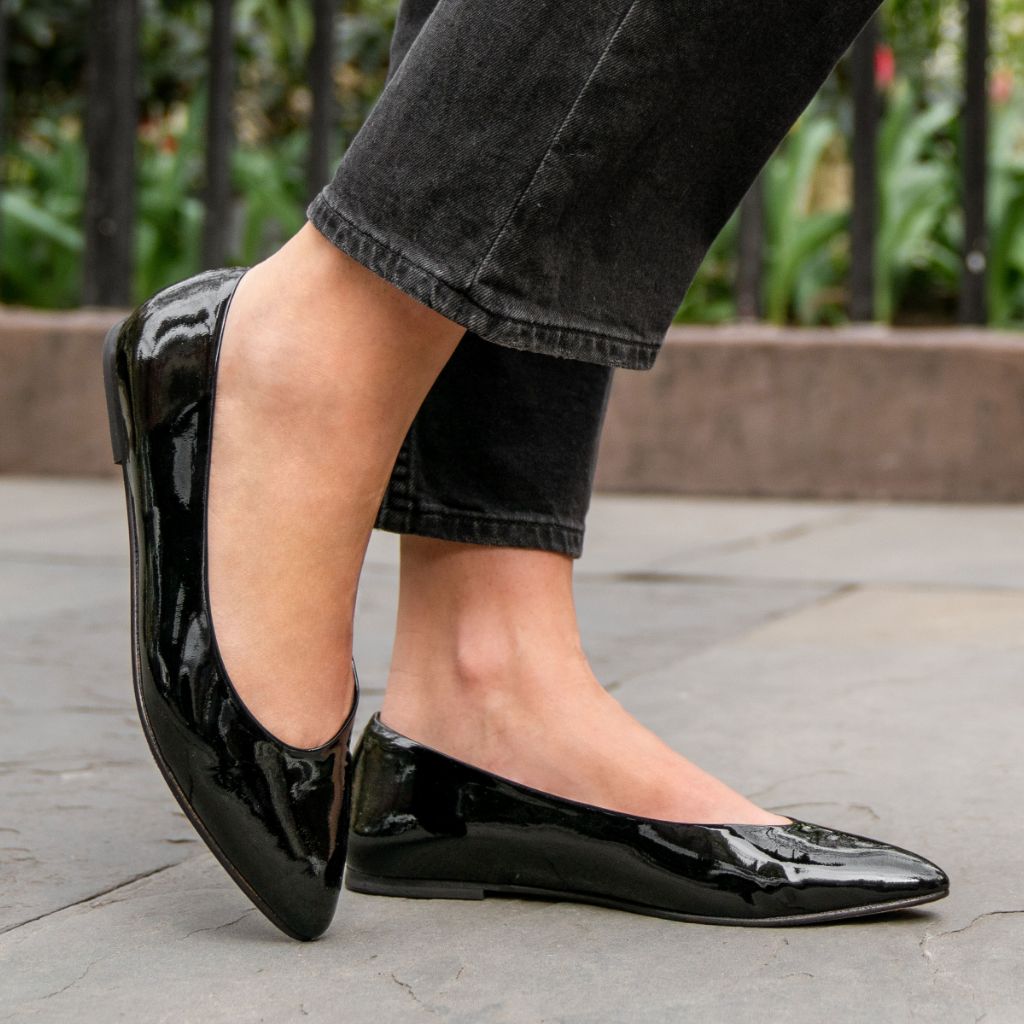 https://cdn.shopify.com/s/files/1/0419/1525/files/1024x1024-Women-VivaBalletFlat-BlackPatent-042723-1.jpg?v=1683926261