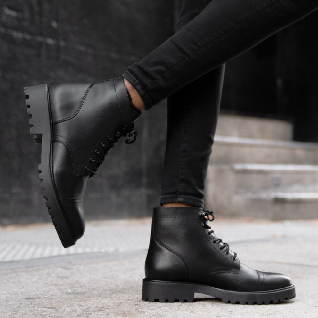 https://cdn.shopify.com/s/files/1/0419/1525/files/1024x1024-Womens-Captain-Black-110923-1.jpg?v=1700077200