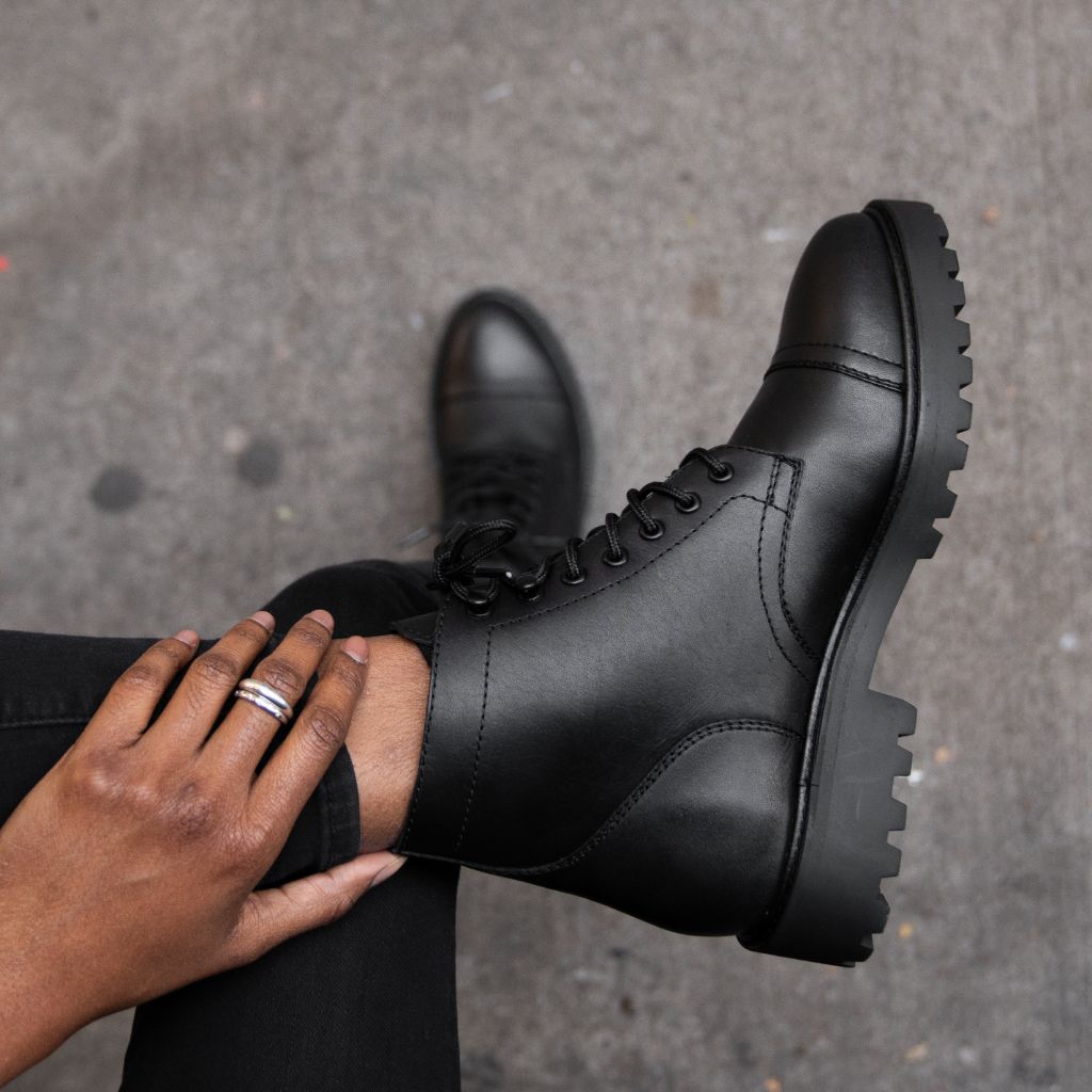 https://cdn.shopify.com/s/files/1/0419/1525/files/1024x1024-Womens-Captain-Black-110923-2.jpg?v=1700077199