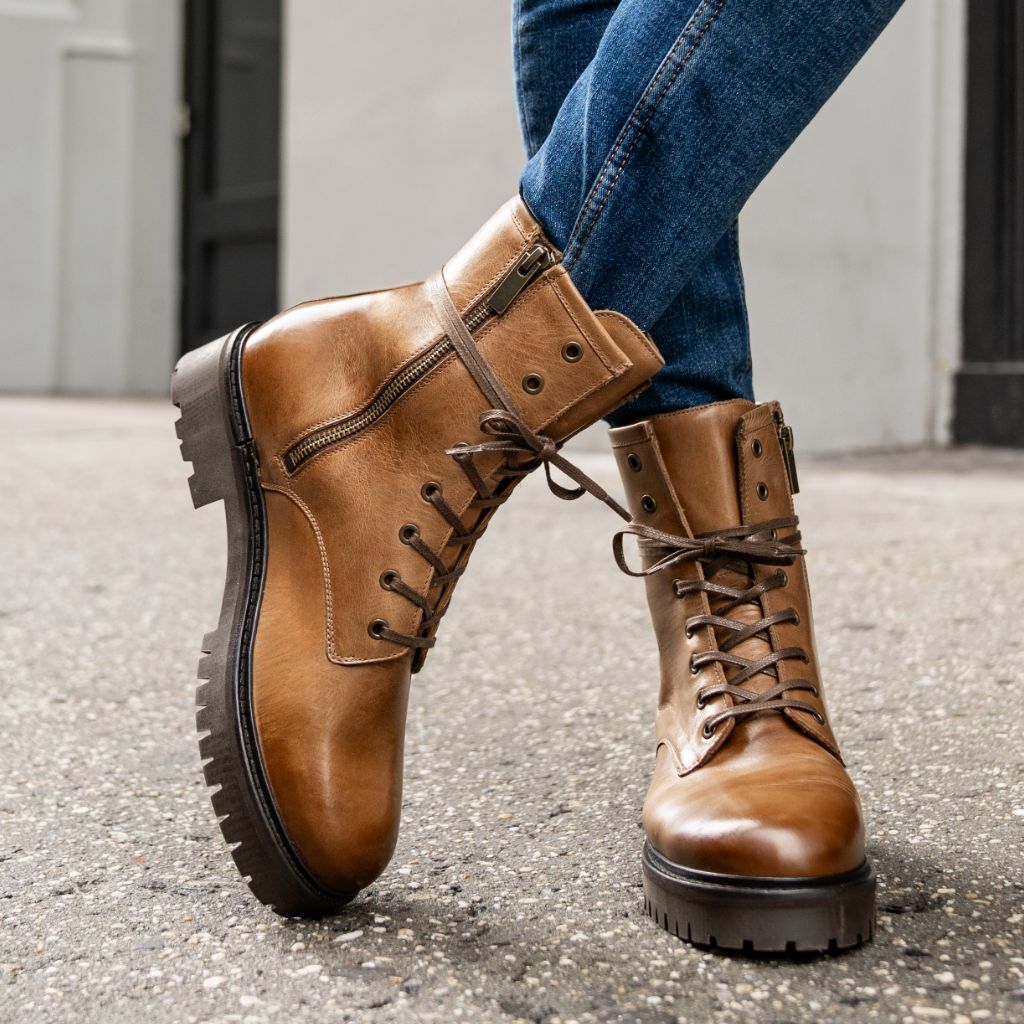 https://cdn.shopify.com/s/files/1/0419/1525/files/1024x1024-Womens-Combat-Natural-092023-1_c809634e-daa4-4358-b652-177dd8682d5b.jpg?v=1695772317