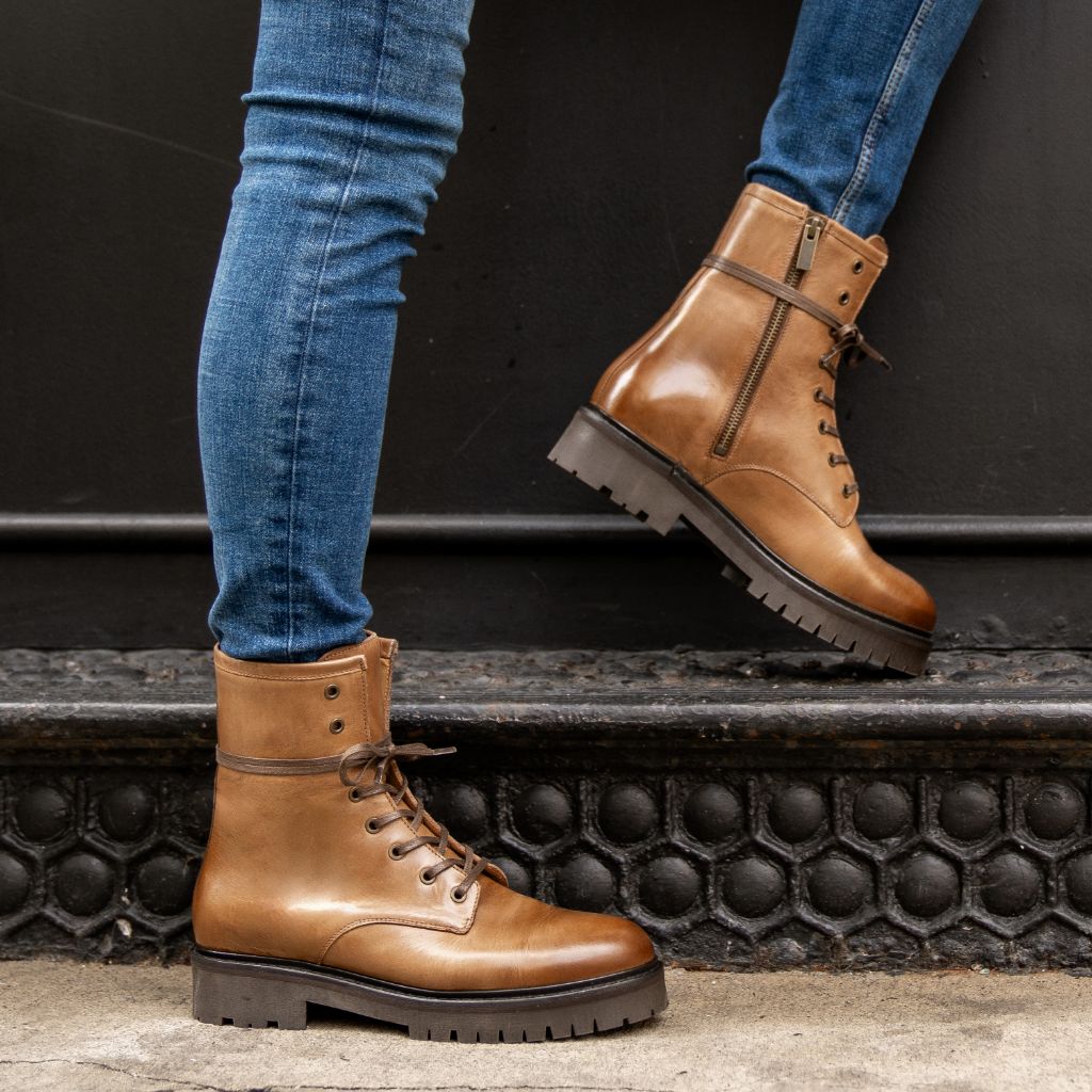 https://cdn.shopify.com/s/files/1/0419/1525/files/1024x1024-Womens-Combat-Natural-092023-2_be264e62-a920-4d43-a724-5ca79afc97e5.jpg?v=1695772316
