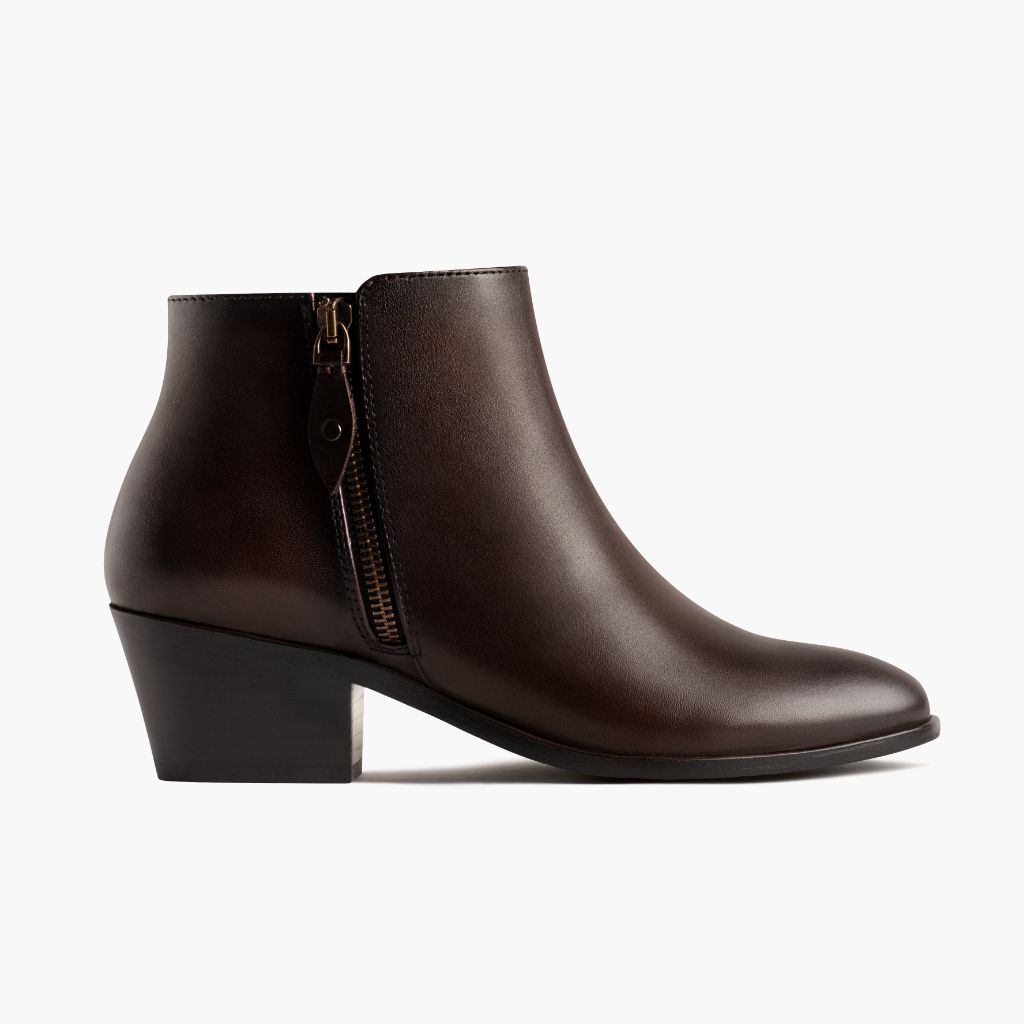 https://cdn.shopify.com/s/files/1/0419/1525/files/1024x1024-Womens-Downtown-OldEnglish-112223-SideZip.jpg?v=1702513255