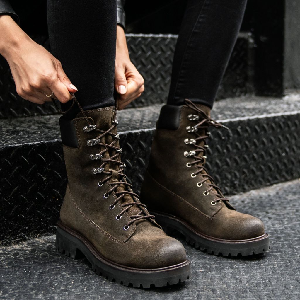 https://cdn.shopify.com/s/files/1/0419/1525/files/1024x1024-Womens-Explorer-DarkOlive-110923-2.jpg?v=1701280226