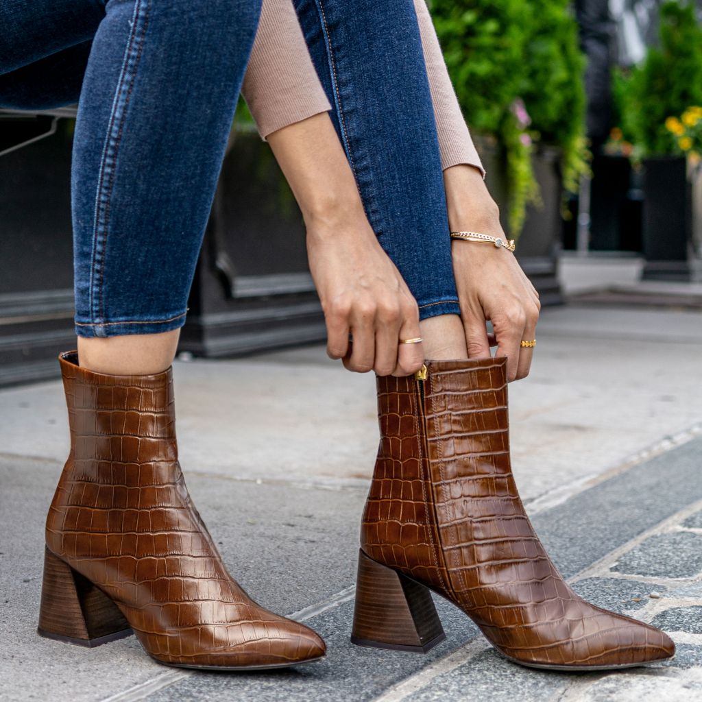 https://cdn.shopify.com/s/files/1/0419/1525/files/1024x1024-Womens-Heartbreaker-Saddle-070623-1_0a4be5ab-a346-44bf-8286-cc2ab733af0a.jpg?v=1688752583