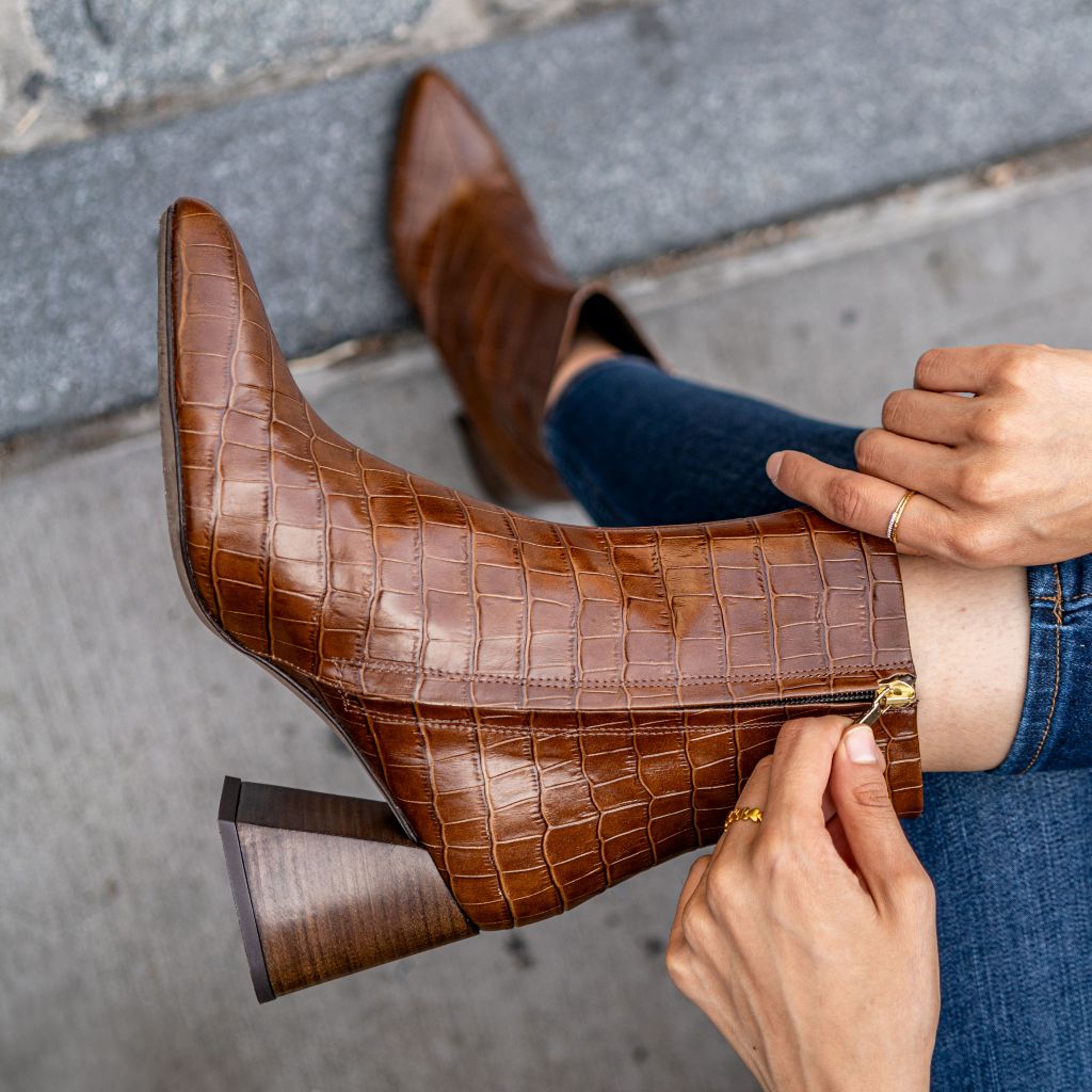 https://cdn.shopify.com/s/files/1/0419/1525/files/1024x1024-Womens-Heartbreaker-Saddle-070623-3_714d576e-a669-4fbf-9e71-8e79c328a08d.jpg?v=1688752583