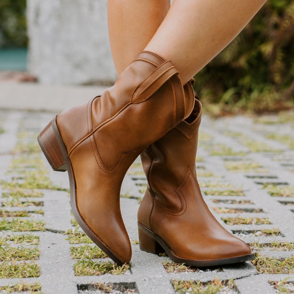 https://cdn.shopify.com/s/files/1/0419/1525/files/1024x1024-Womens-Liberty-Tan-042223-1.jpg?v=1714779505