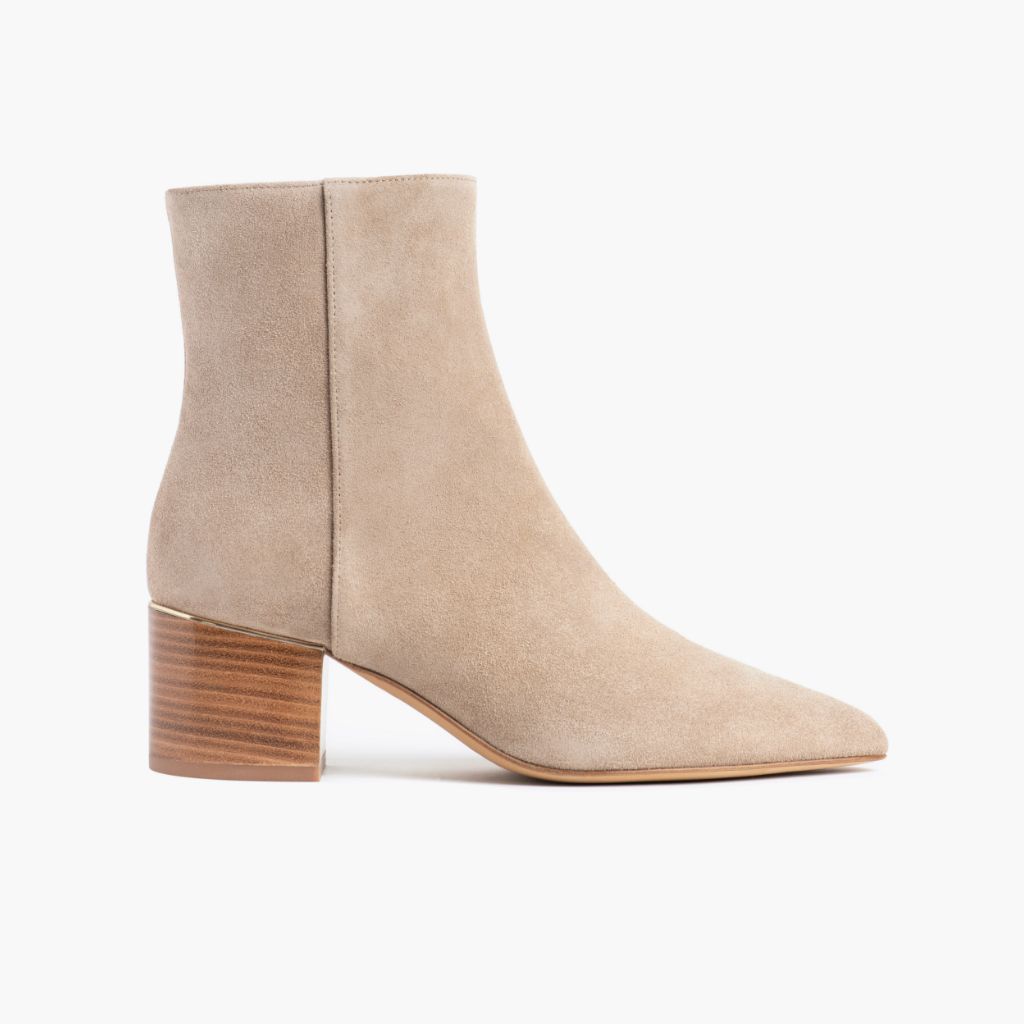 https://cdn.shopify.com/s/files/1/0419/1525/files/1024x1024-Womens-Luna-Sand-011524-Side.jpg?v=1706221793