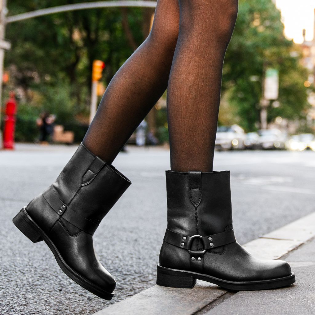 https://cdn.shopify.com/s/files/1/0419/1525/files/1024x1024-Womens-Outlaw-Black-111524-1.jpg?v=1732043982