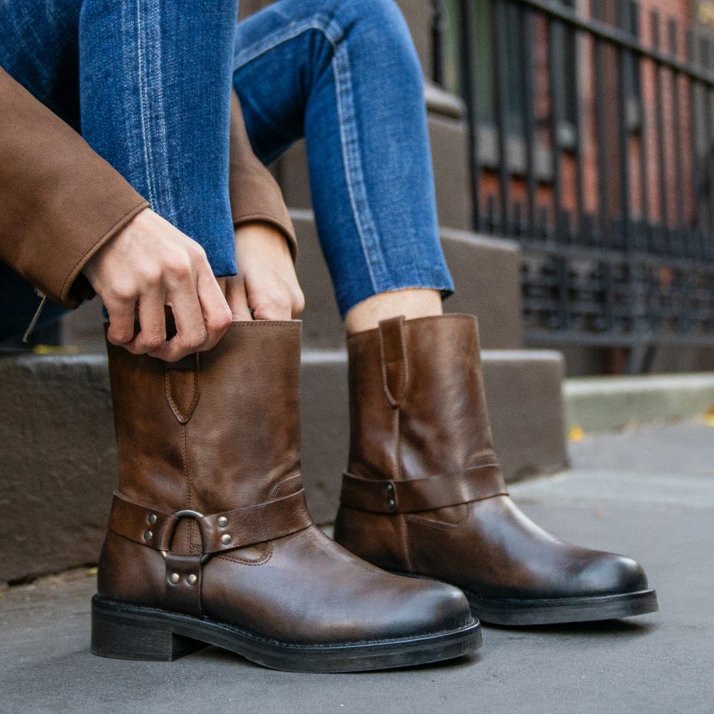 https://cdn.shopify.com/s/files/1/0419/1525/files/1024x1024-Womens-Outlaw-LightTobacco-111524-3.jpg?v=1732044028