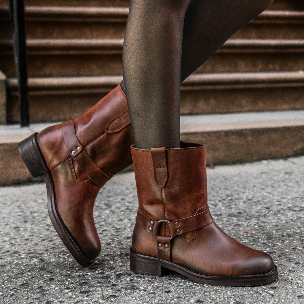 https://cdn.shopify.com/s/files/1/0419/1525/files/1024x1024-Womens-Outlaw-RustBrown-111524-1.jpg?v=1732044054