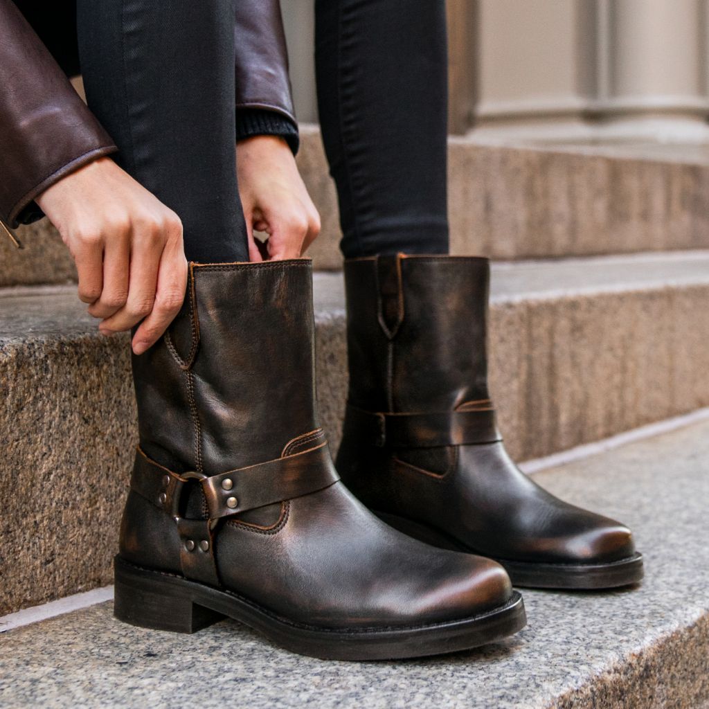 https://cdn.shopify.com/s/files/1/0419/1525/files/1024x1024-Womens-Outlaw-VintageBrown-111524-3.jpg?v=1732044081