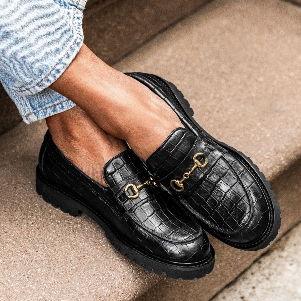 https://cdn.shopify.com/s/files/1/0419/1525/files/1024x1024-Womens-Penny-BlackCroco-051324-2.jpg?v=1749483267