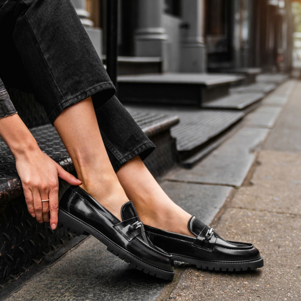 https://cdn.shopify.com/s/files/1/0419/1525/files/1024x1024-Womens-Penny-BlackSilver-112524-1.jpg?v=1740784286
