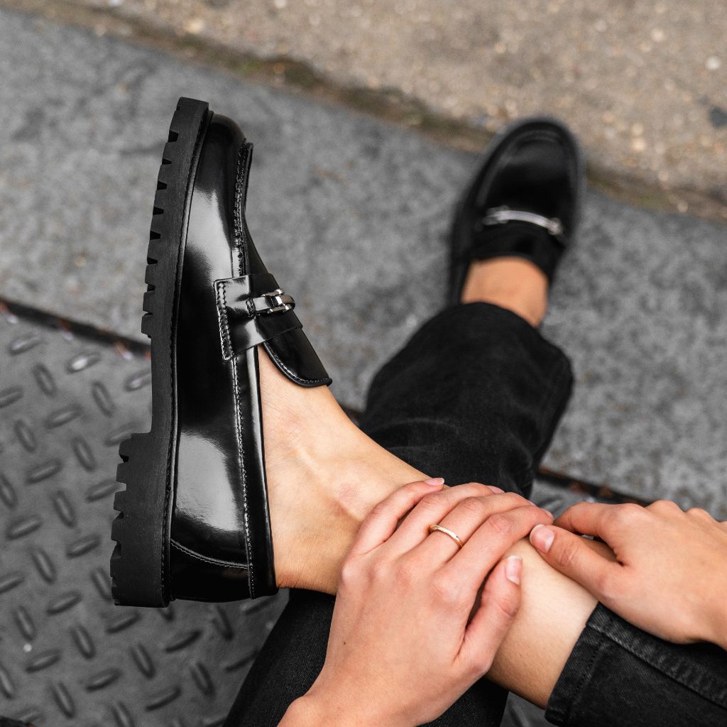 https://cdn.shopify.com/s/files/1/0419/1525/files/1024x1024-Womens-Penny-BlackSilver-112524-3.jpg?v=1740784286