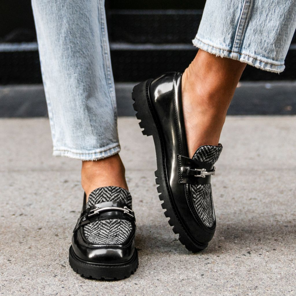 https://cdn.shopify.com/s/files/1/0419/1525/files/1024x1024-Womens-Penny-BlackSilverHerringbone-102524-1_385c9651-3852-42a3-b928-07156e7a9a93.jpg?v=1730312913