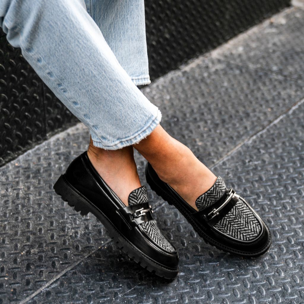 https://cdn.shopify.com/s/files/1/0419/1525/files/1024x1024-Womens-Penny-BlackSilverHerringbone-102524-2_0cde9a2a-810b-4450-940c-6a5b68c7856c.jpg?v=1730312913
