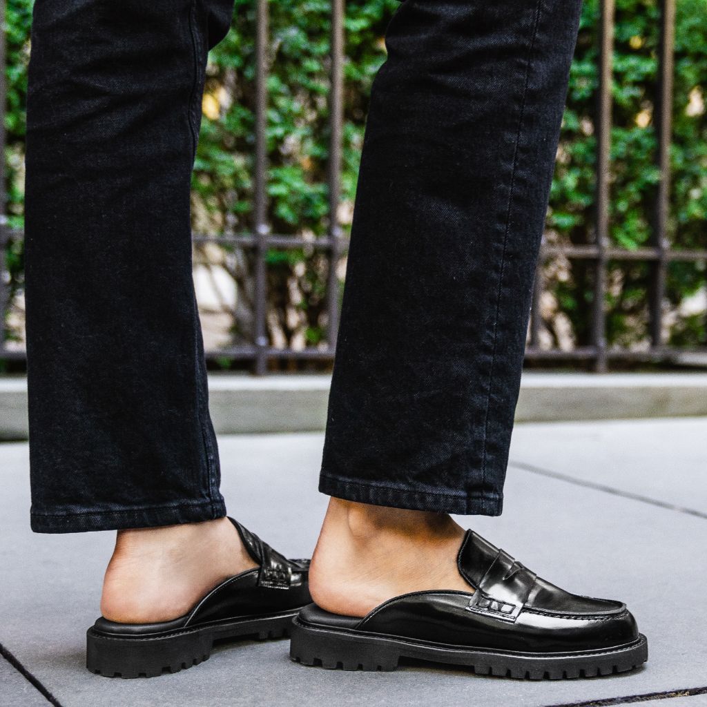 https://cdn.shopify.com/s/files/1/0419/1525/files/1024x1024-Womens-PennyMule-Black-102524-2_c3f6c1ef-6526-40e0-99f8-2843ded5871f.jpg?v=1730318396
