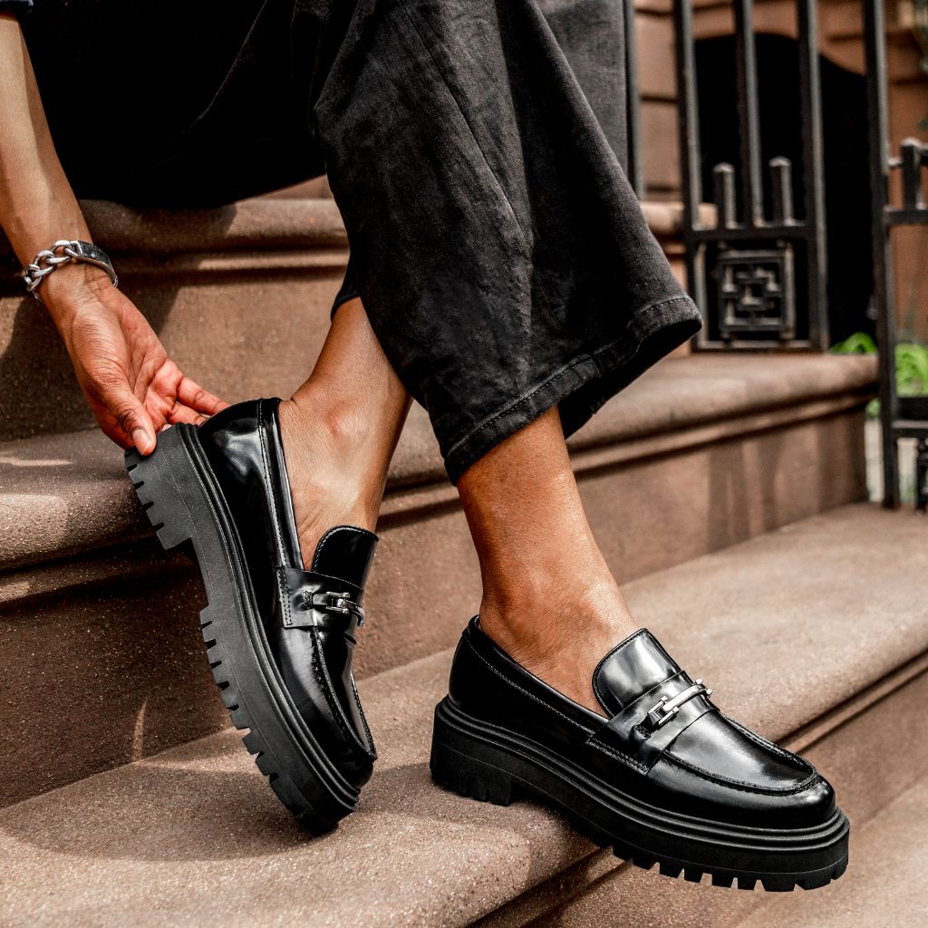 https://cdn.shopify.com/s/files/1/0419/1525/files/1024x1024-Womens-PennyPlatform-BlackSilver-051324-1.jpg?v=1718808612