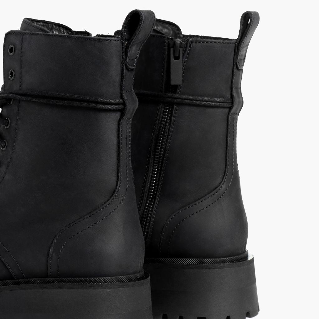 https://cdn.shopify.com/s/files/1/0419/1525/files/1024x1024-Womens-Quest-Black-082423-RearDetail.jpg?v=1693928077