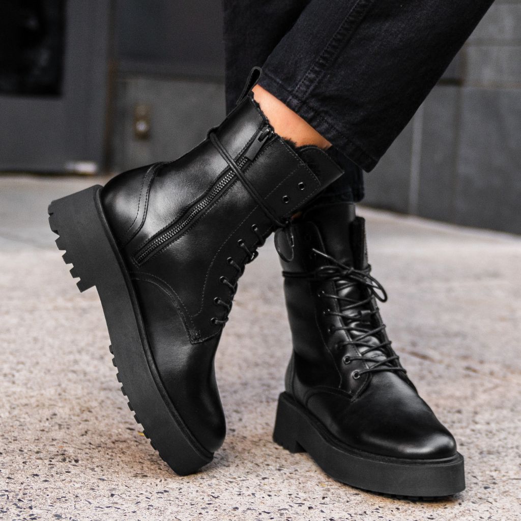 https://cdn.shopify.com/s/files/1/0419/1525/files/1024x1024-Womens-Quest-BlackShearling-120424-1.jpg?v=1733762553