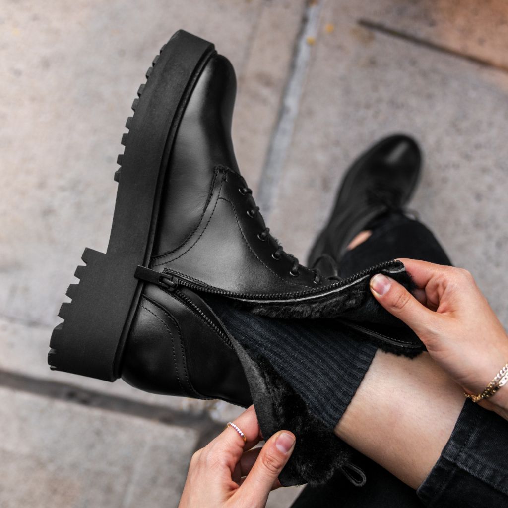 https://cdn.shopify.com/s/files/1/0419/1525/files/1024x1024-Womens-Quest-BlackShearling-120424-2.jpg?v=1733762553