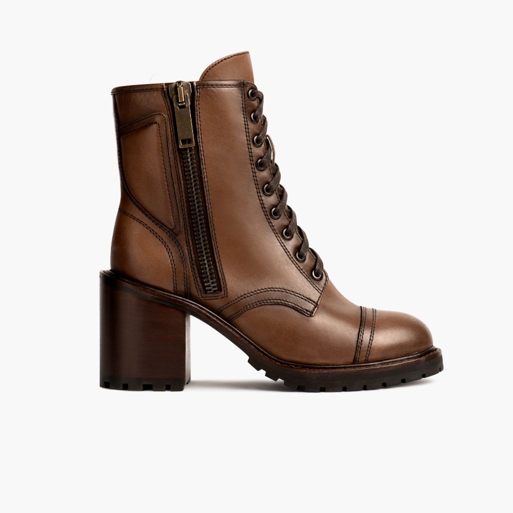 https://cdn.shopify.com/s/files/1/0419/1525/files/1024x1024-Womens-Rebel-AmberWheat-121523-SideZip.jpg?v=1704224735