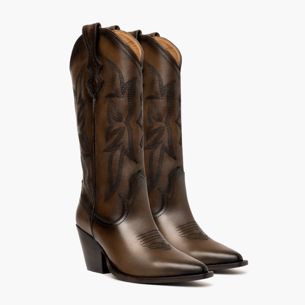 https://cdn.shopify.com/s/files/1/0419/1525/files/1024x1024-Womens-Rodeo-Anejo-031924-3.4_1b55da35-cb09-44de-902b-d9ee7fd639cf.jpg?v=1715297375