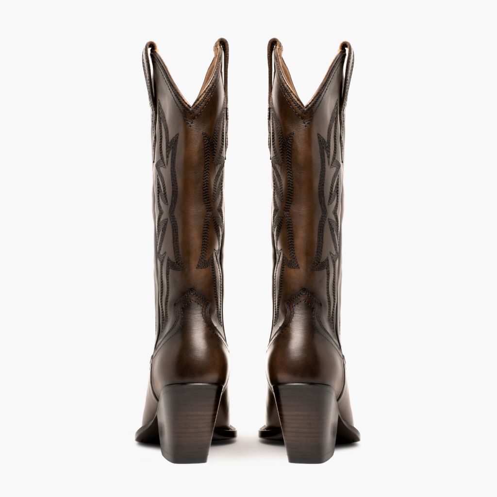 https://cdn.shopify.com/s/files/1/0419/1525/files/1024x1024-Womens-Rodeo-Anejo-031924-Rear_d3a1ae68-c61a-458d-9d8c-c7a0f739dccd.jpg?v=1715297375