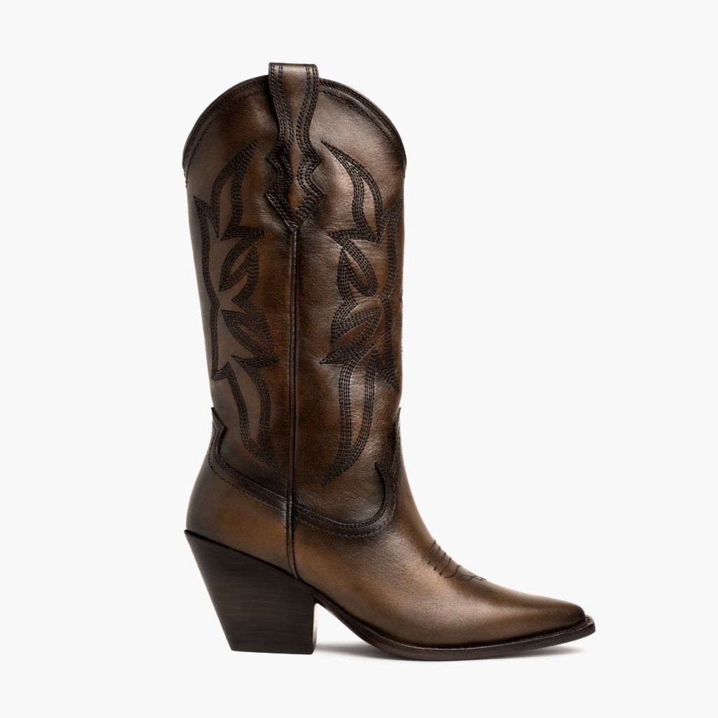 https://cdn.shopify.com/s/files/1/0419/1525/files/1024x1024-Womens-Rodeo-Anejo-031924-Side_935098e0-ef18-434f-b30d-58df7d6fbe5a.jpg?v=1715297375