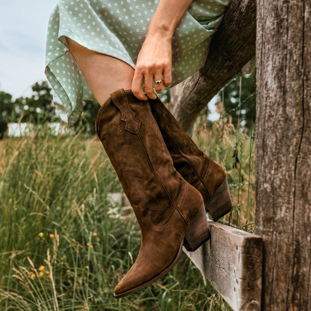 https://cdn.shopify.com/s/files/1/0419/1525/files/1024x1024-Womens-Rodeo-Cinnamon-042223-3_39461642-d459-4d9c-976f-e0fc3d3242a6.jpg?v=1714778240