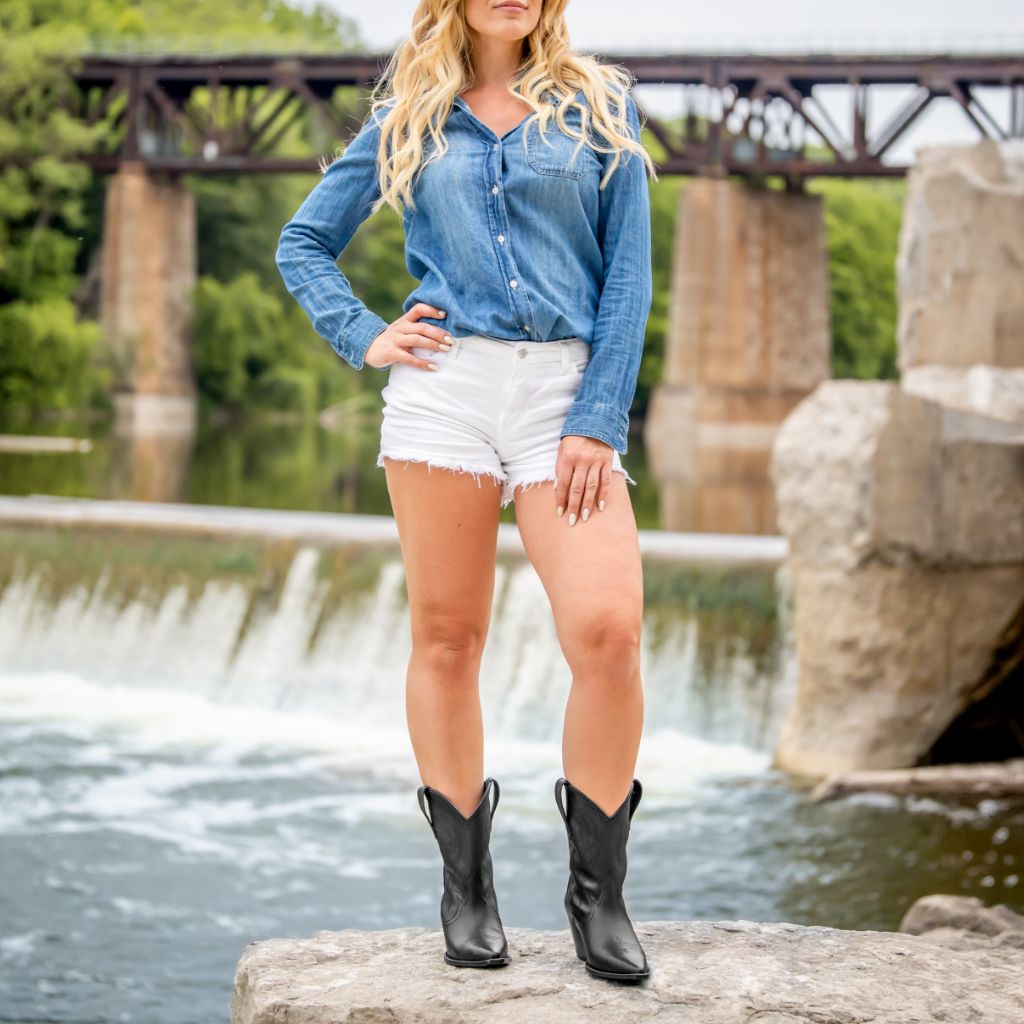 https://cdn.shopify.com/s/files/1/0419/1525/files/1024x1024-Womens-Sierra-Black-042223-2.jpg?v=1714778629