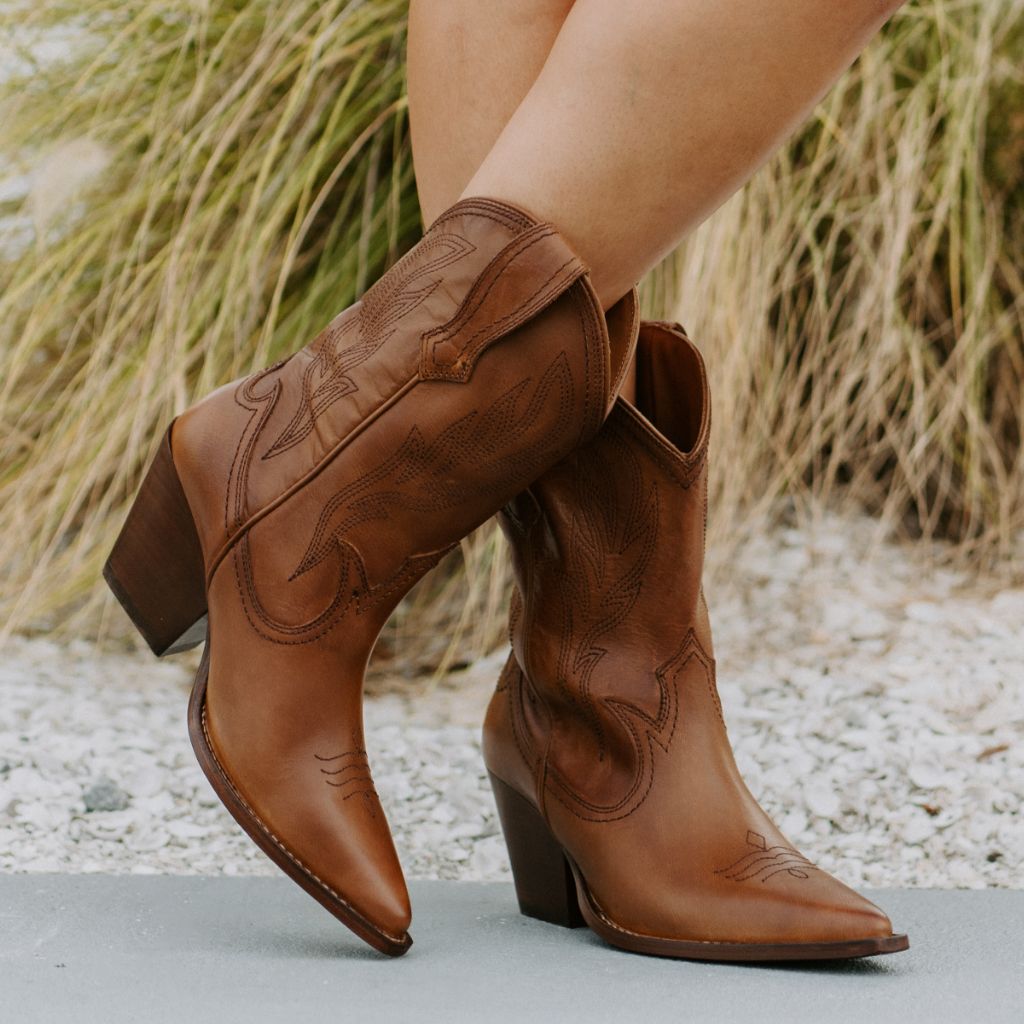 https://cdn.shopify.com/s/files/1/0419/1525/files/1024x1024-Womens-Sierra-Tan-042223-1.jpg?v=1714778969