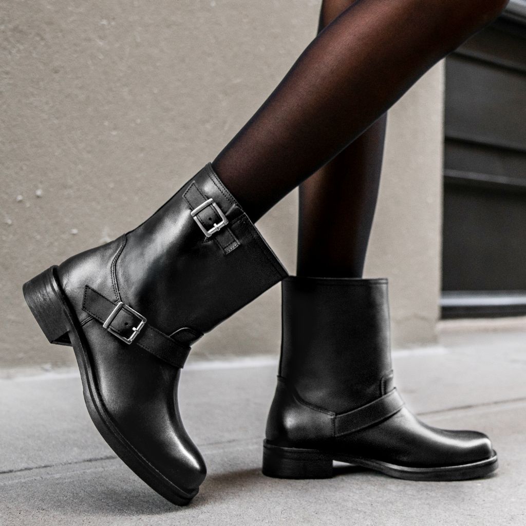 https://cdn.shopify.com/s/files/1/0419/1525/files/1024x1024-Womens-Vandal-Black-111524-1.jpg?v=1732048741
