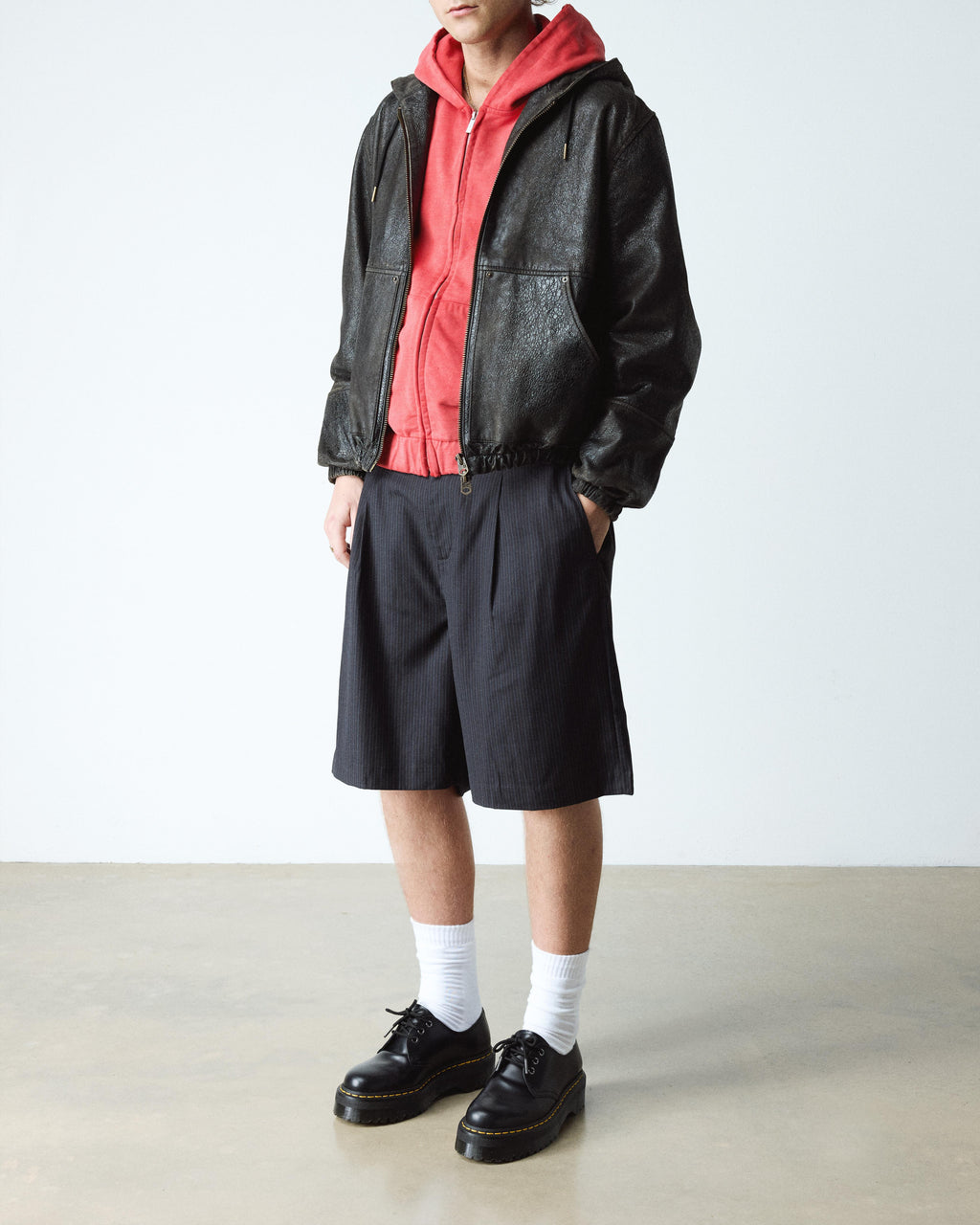 https://cdn.media.amplience.net/i/drmartens/25567001.81.jpg