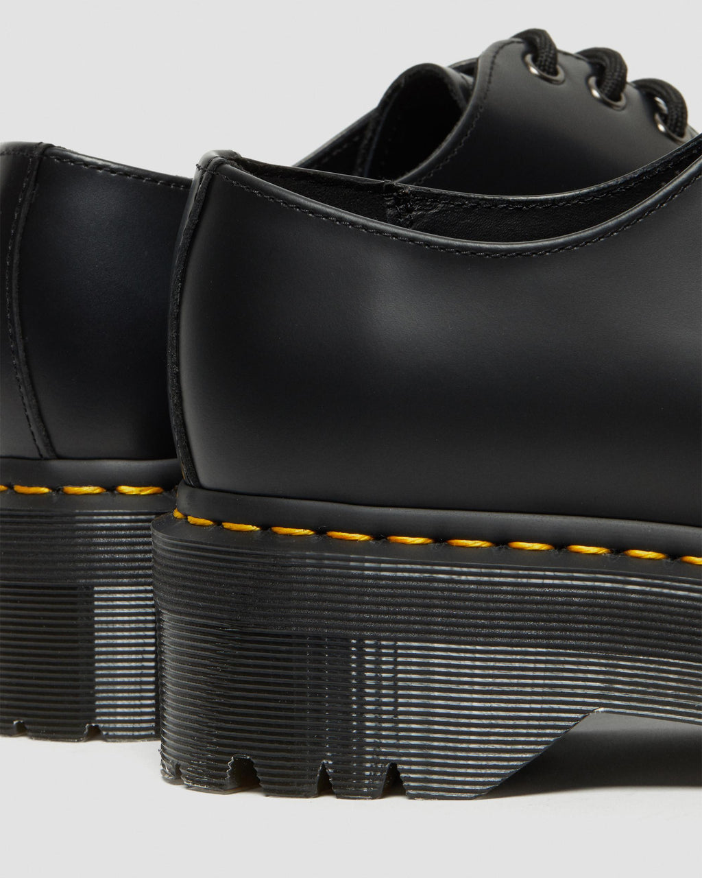 https://cdn.media.amplience.net/i/drmartens/25567001.86.jpg