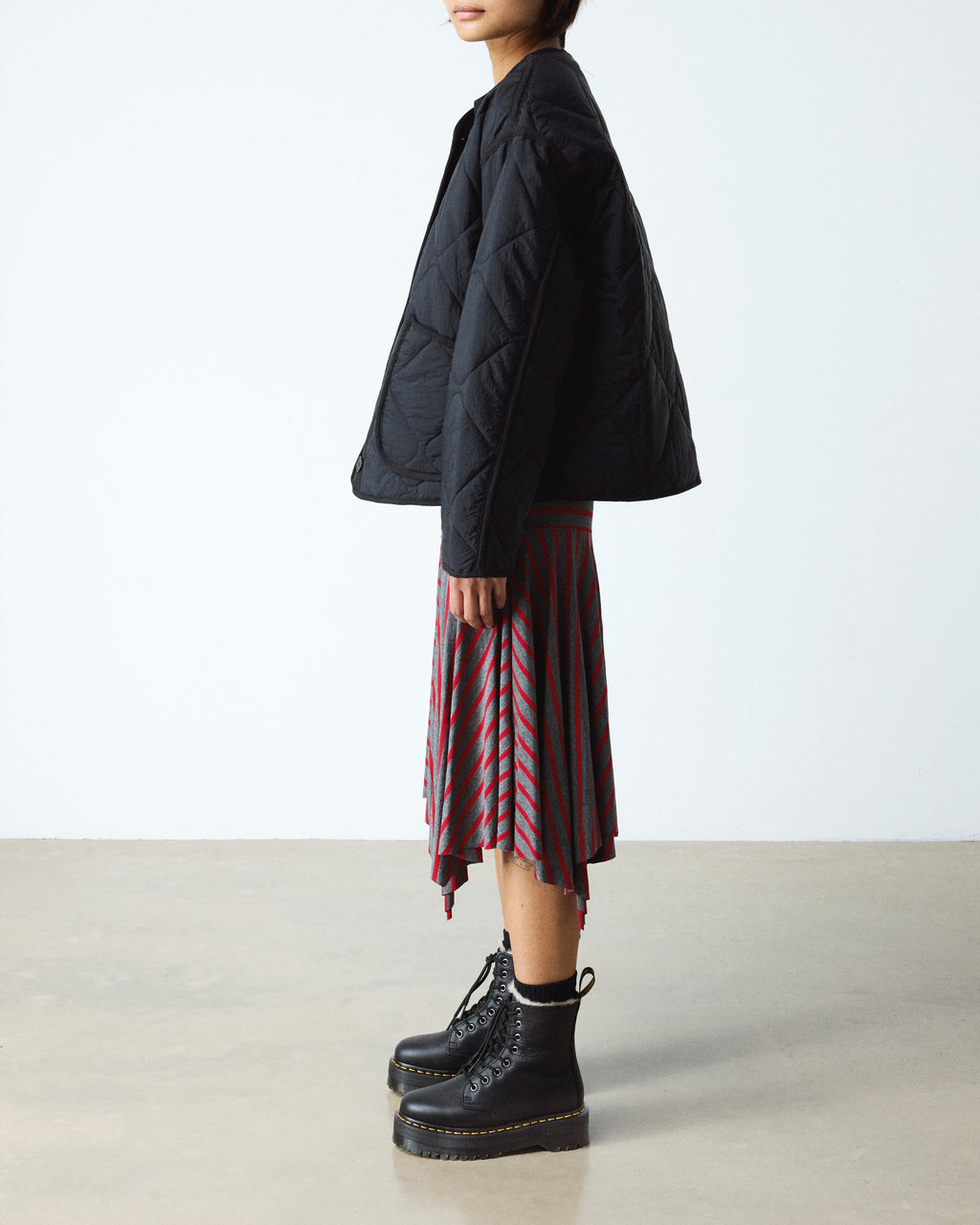 https://cdn.media.amplience.net/i/drmartens/25637001.81.jpg
