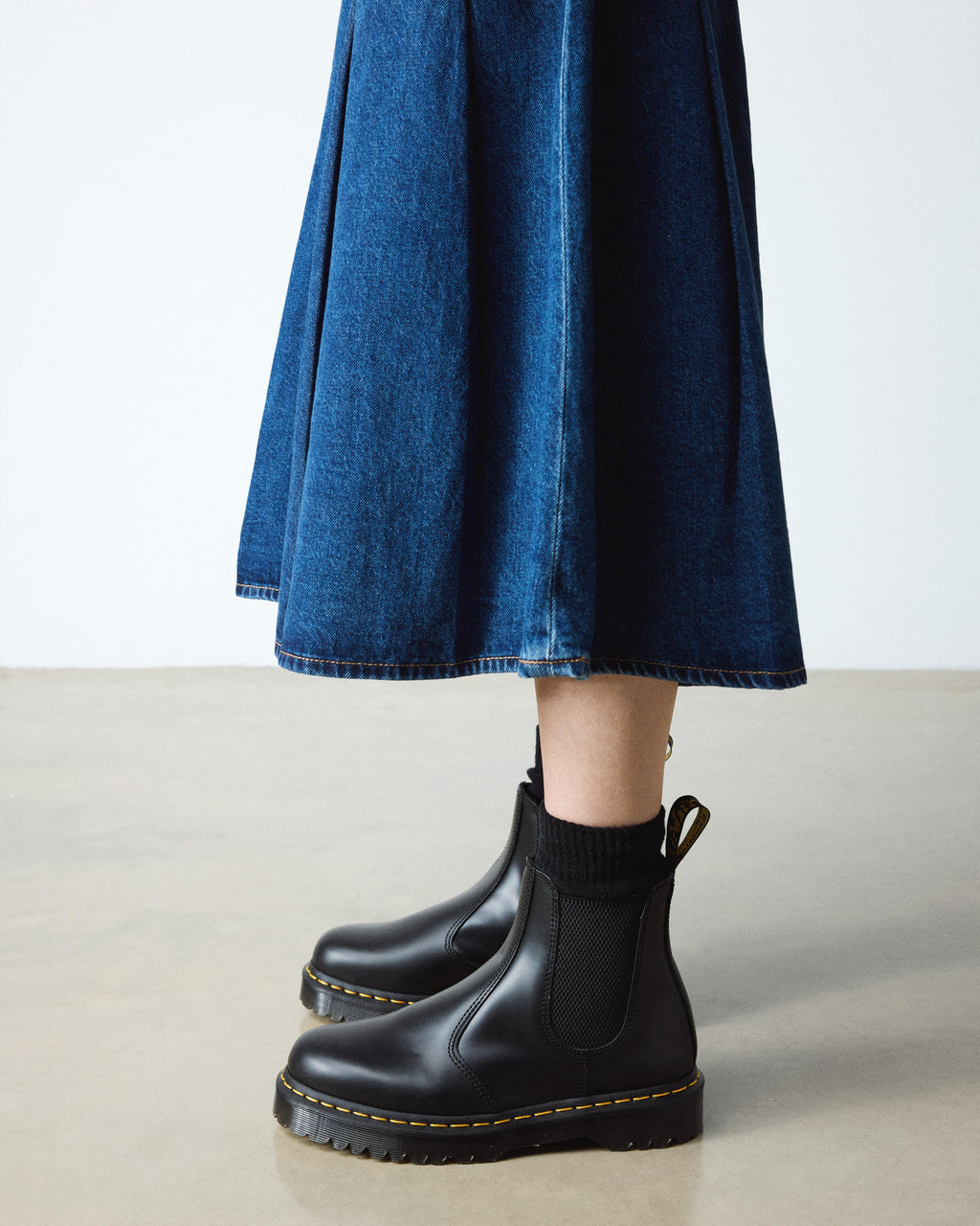 https://cdn.media.amplience.net/i/drmartens/26205001.81.jpg