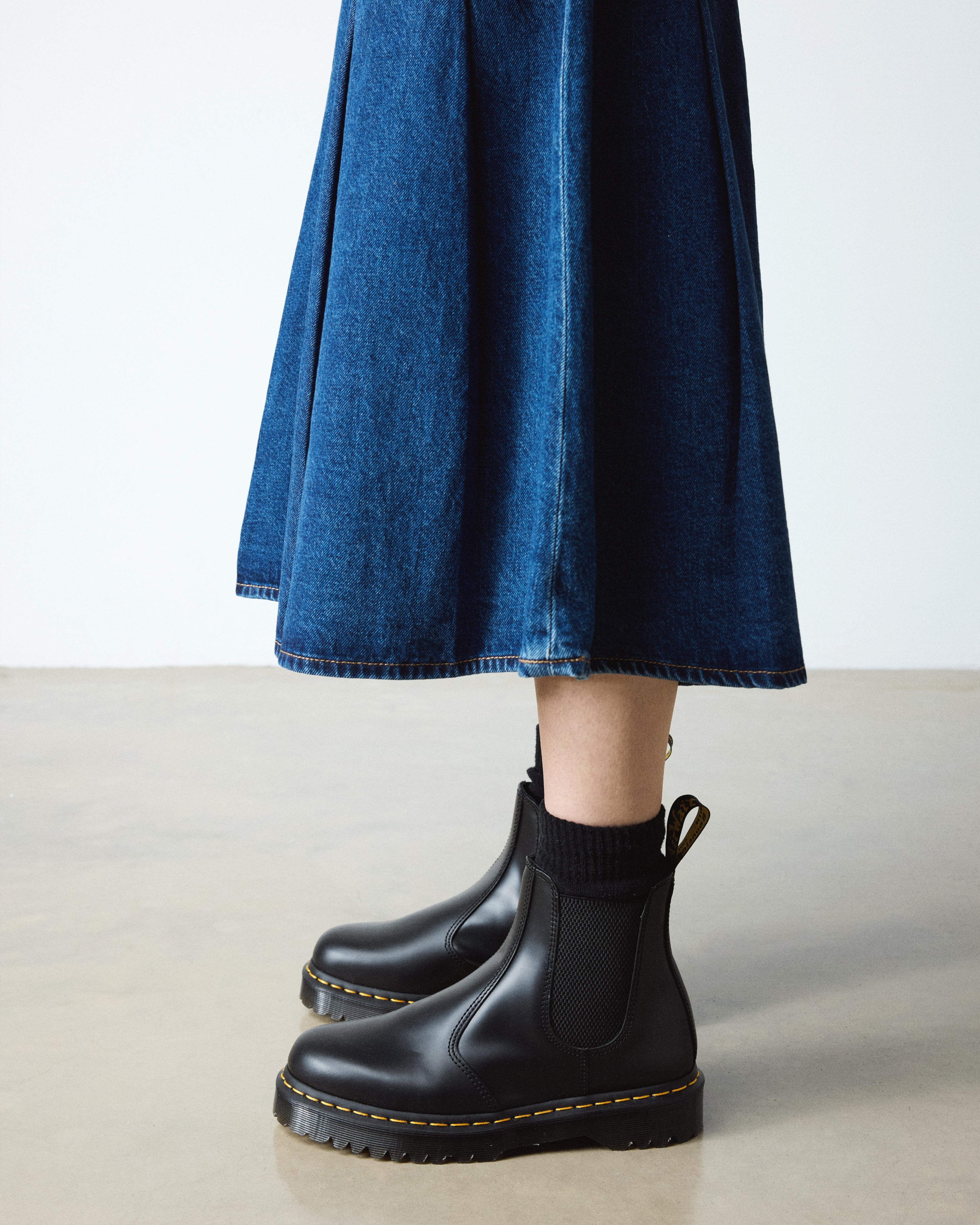 https://cdn.media.amplience.net/i/drmartens/26205001.81.jpg