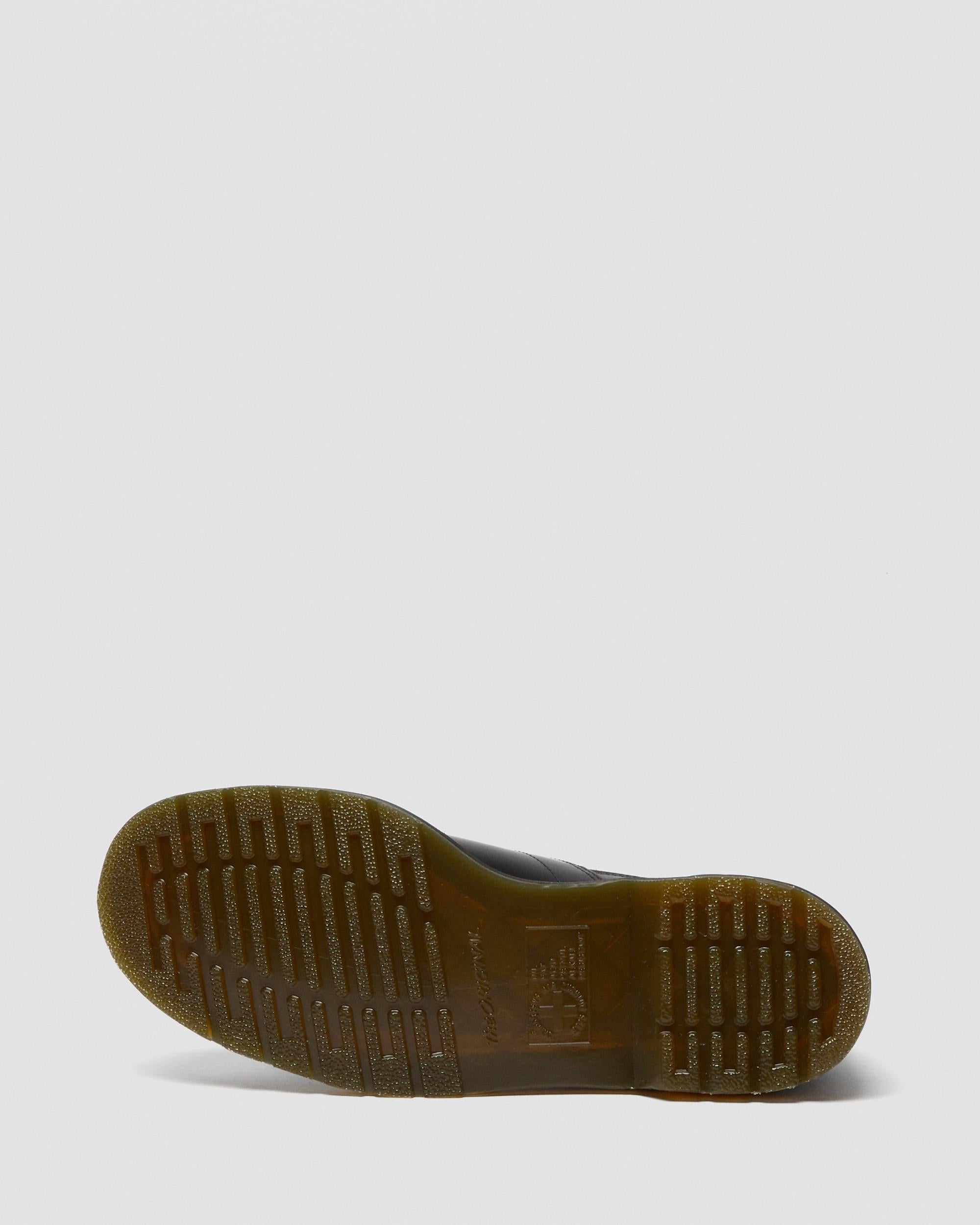 https://cdn.media.amplience.net/i/drmartens/26256001.87.jpg