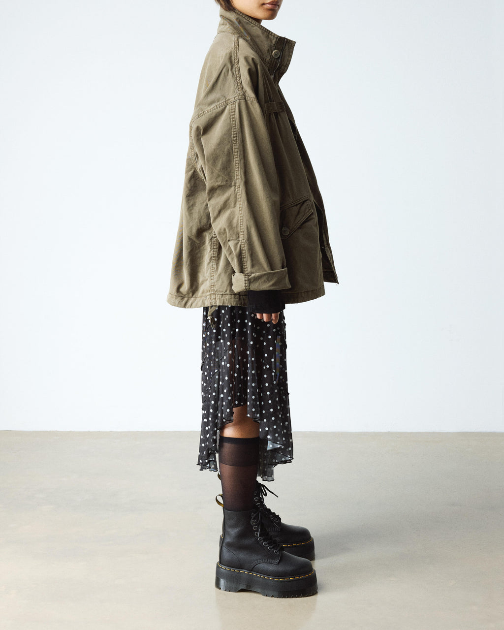 https://cdn.media.amplience.net/i/drmartens/26925001.81.jpg