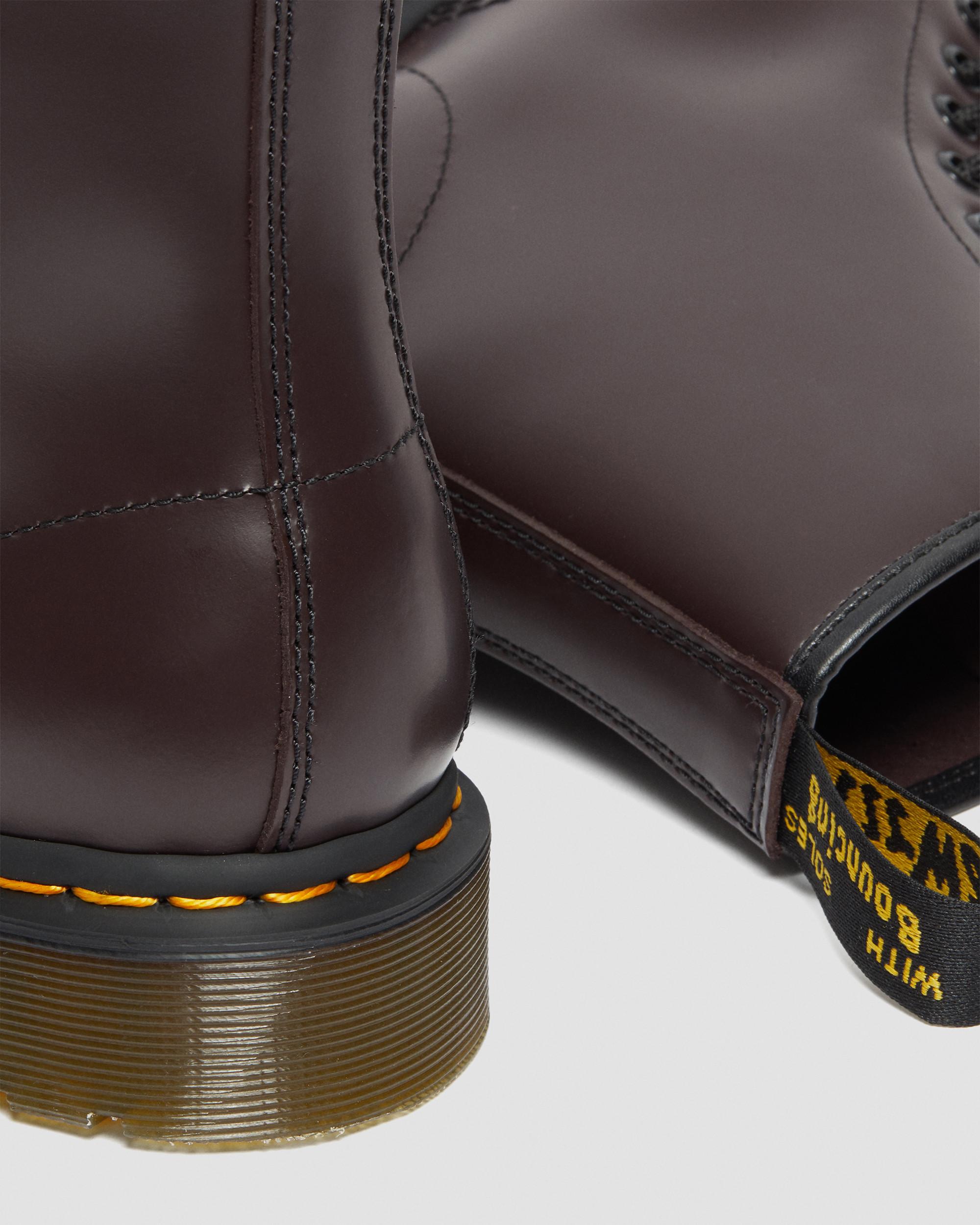 https://cdn.media.amplience.net/i/drmartens/27277626.86.jpg