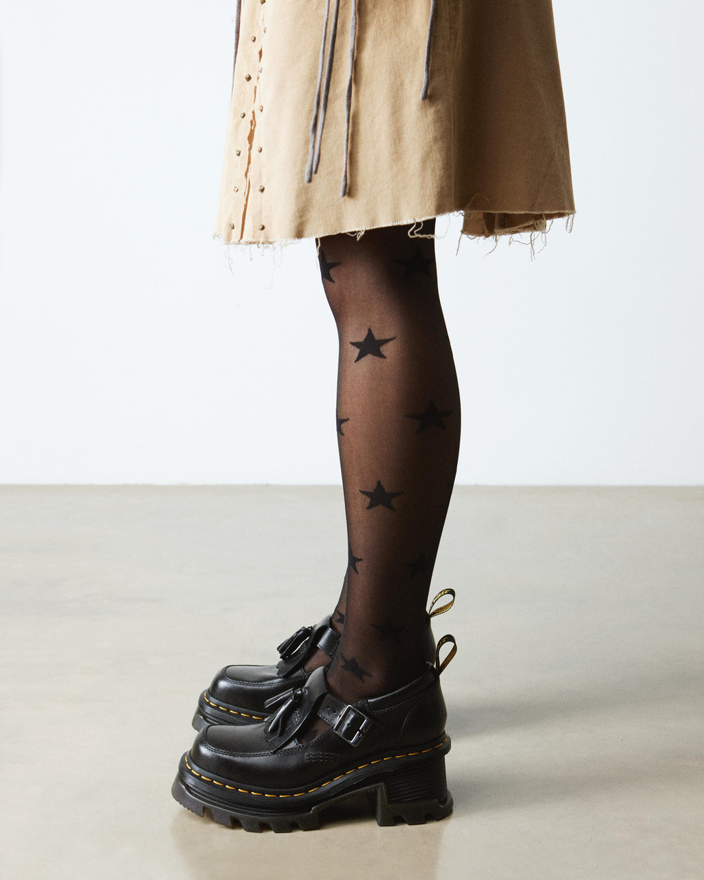 https://cdn.media.amplience.net/i/drmartens/31494001.81.jpg